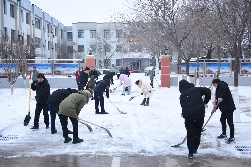 师生同上阵，清雪暖民心  天津石油职院师生在行动