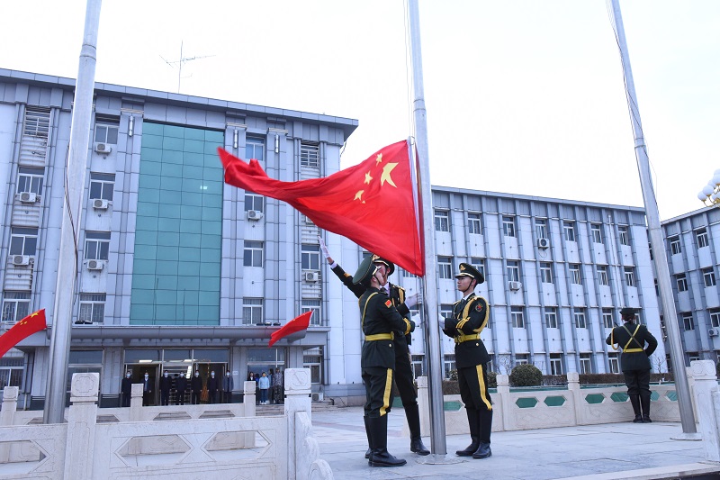 学院举办新学期首次大规模升旗仪式