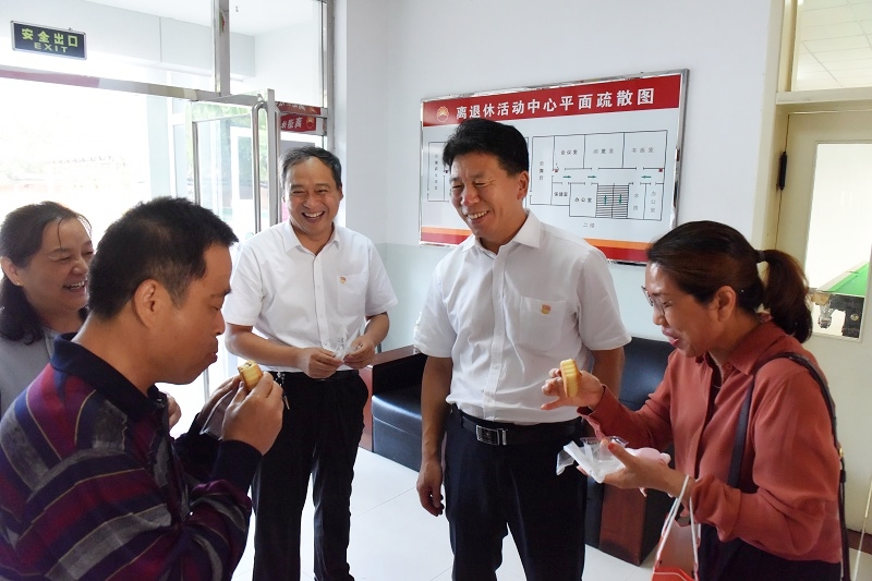 小礼品大心意，学院师生一起温暖过双节