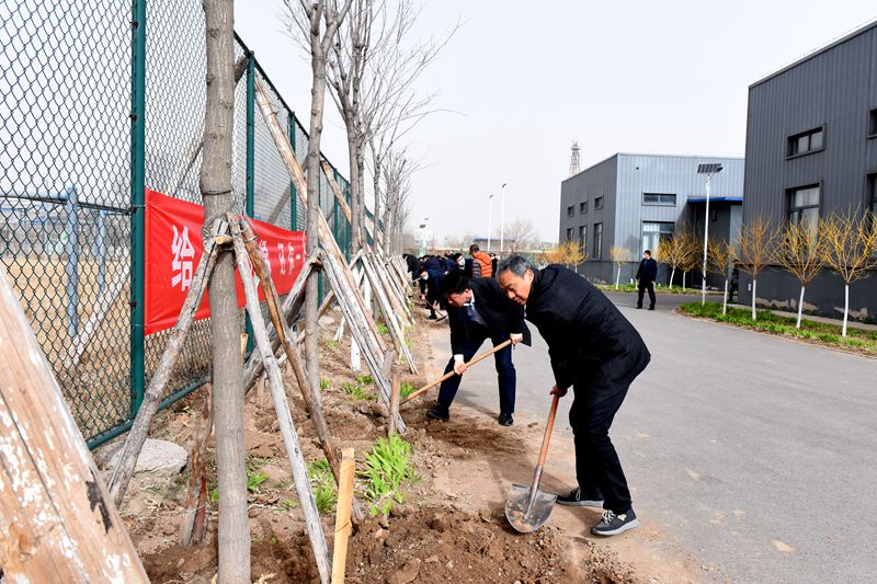 助力“双碳”植绿树  园丁携手育栋梁 天津石油职业技术学院开展义务植树活动