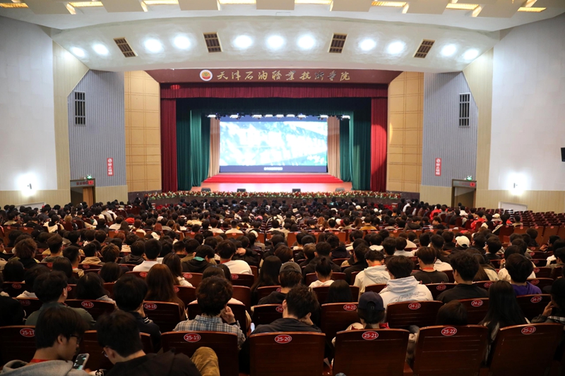 我校千余名学生干部共赴优秀毕业生事迹学习会