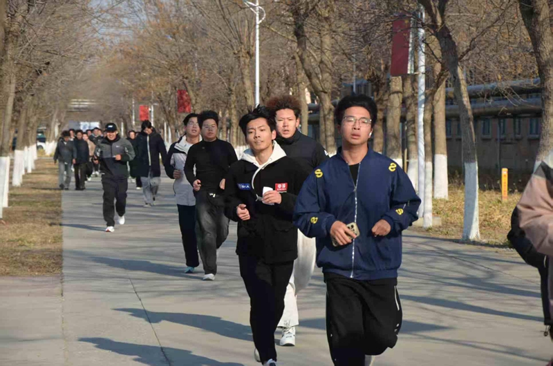 天津石油职院学生以“一二·九”长跑告白祖国