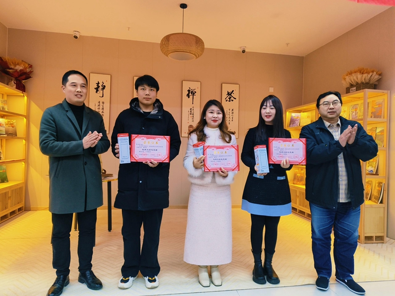 获评广阳区2023年度优秀文艺志愿者（左二）.jpg