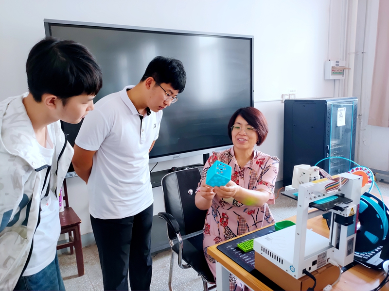 刘丽鸿为学生讲解3D打印_副本.jpg