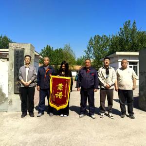 我校后勤人员倾力为学生打捞遗失贵重物品