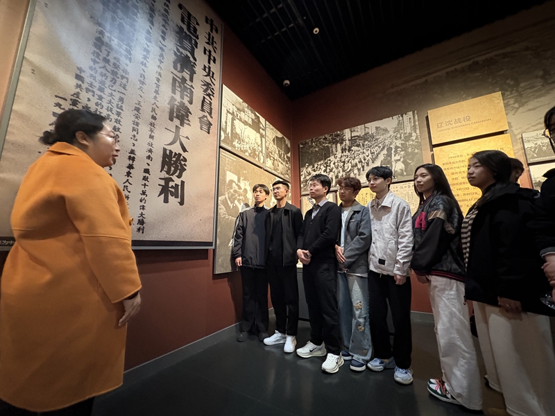 6党员李丽（左一）上半年组织青年马克思主义研习社的学生骨干开展爱国主义教育活动.JPG