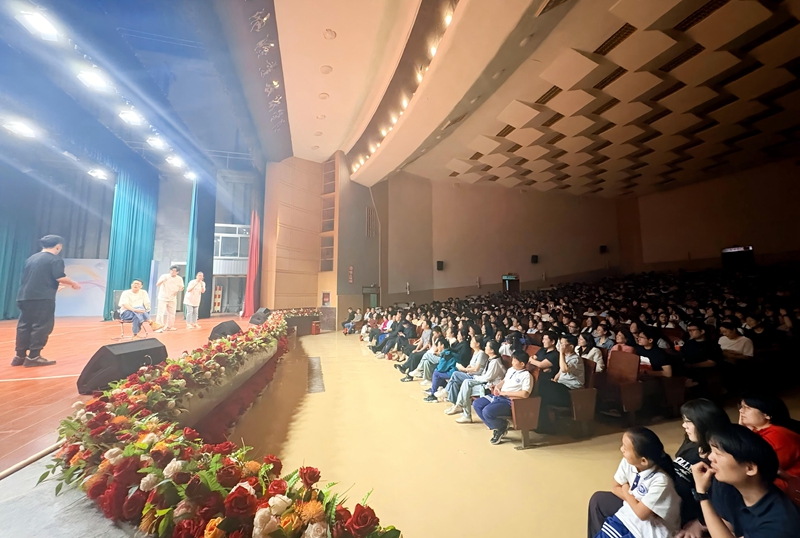 9党支部创新开展2026年心理健康月系列活动“心健康·心未来”解压喜剧专场演出.jpg