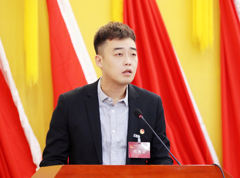 3 学院团委书记刘振兴同志代表第二届委员会作工作报告.JPG