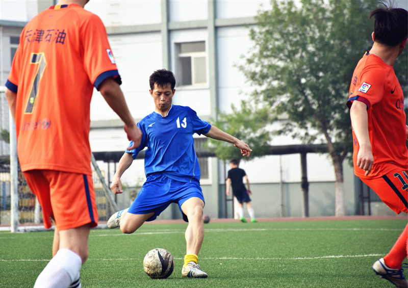 拼搏的足球场-2--胡延明_副本.jpg