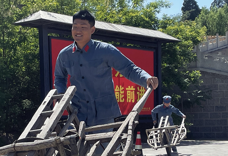 5 开展革命情景体验教学.JPG 5 开展革命情景体验教学.JPG