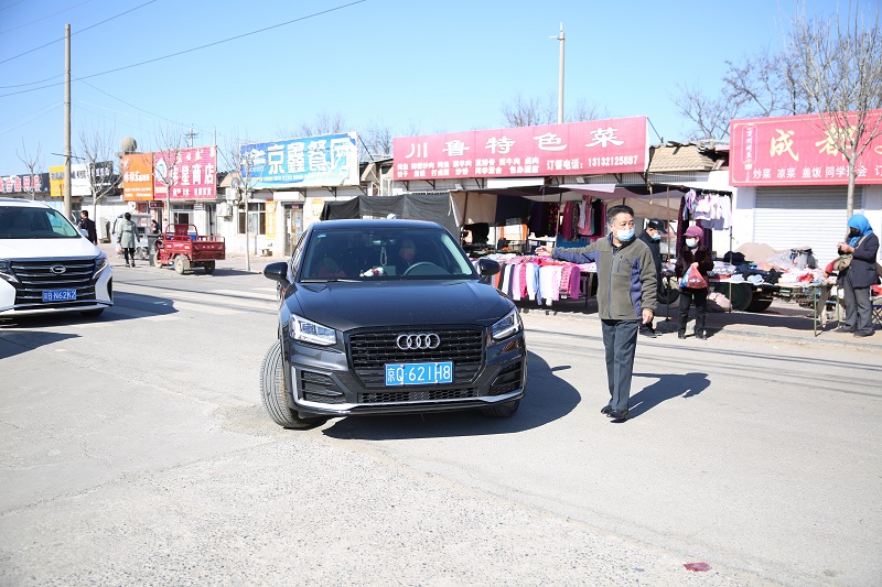 辛永青在疏导车辆.JPG 辛永青在疏导车辆.JPG